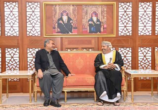 حمود بن فيصل يستعرض مسيرة التعاون مع وزير الداخلية الباكستاني