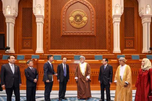 الخليلي يستقبل نائب رئيس اللجنة الدائمة للمجلس الوطني الصيني