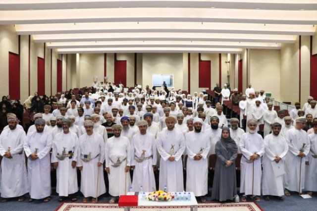 الاحتفاء بالطلبة المجيدين والهيئات الإدارية والتدريسية بمدارس إبراء