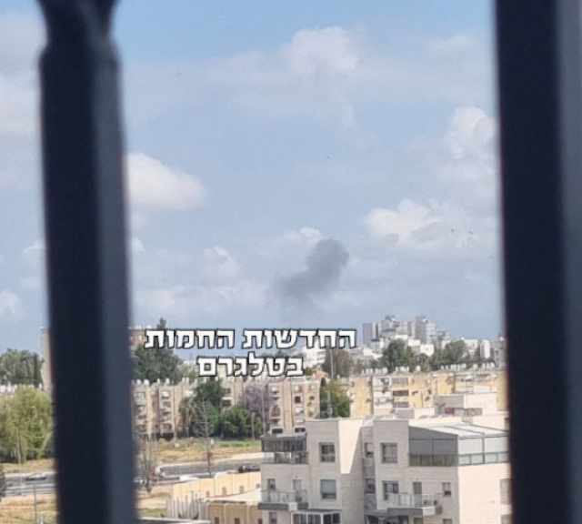 بالفيديو والصور.. صاروخ يمني يثير الهلع في إسرائيل وسقوط مصابين
