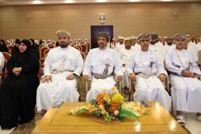 محافظ مسندم يكرم الطلبة المجيدين في بخاء