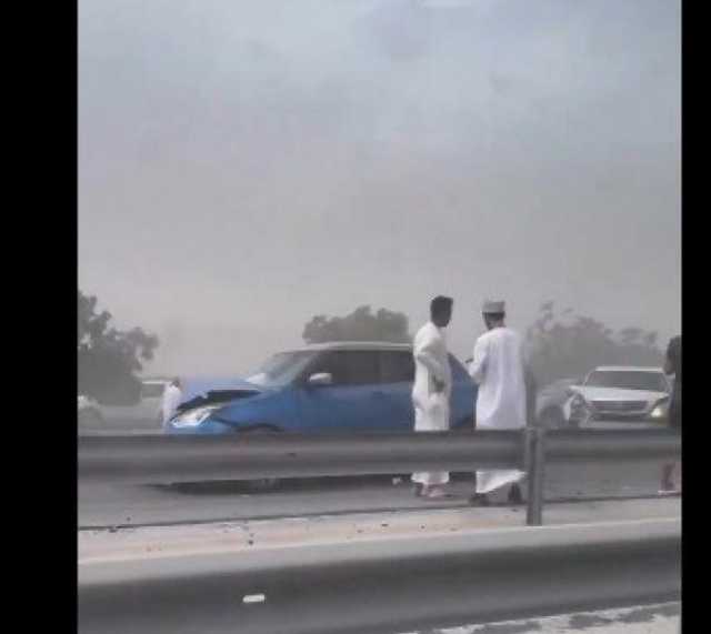بالفيديو.. حادث مروري بين عدة مركبات بسبب الغبار والرياح الهابطة في نزوى