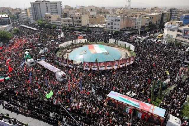 بالصور.. عشرات الآلاف يشيعون القادة العسكريين والعلماء النوويين ضحايا العدوان الإسرائيلي على إيران