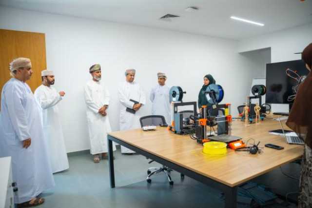 لجنة تطوير وتنمية محافظة جنوب الباطنة تزور مركز الشباب بمحافظة مسقط