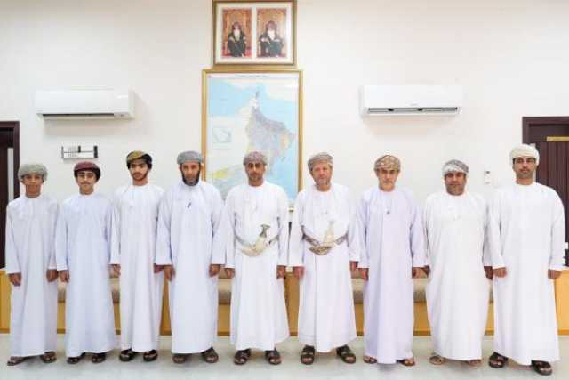 محافظ جنوب الباطنة يكرم الطلبة الفائزين في المسابقة العالمية للروبوت
