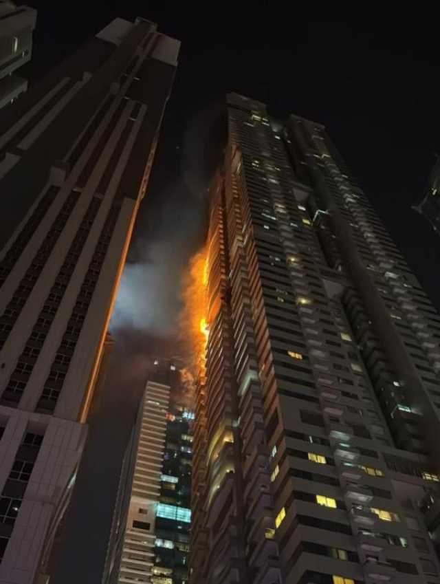 بالفيديو.. اندلاع حريق ضخم في منطقة المارينا بدبي