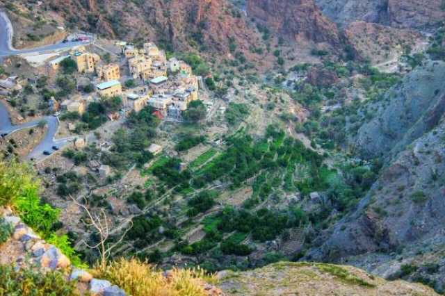 الطبيعة الساحرة في قرية القشع بالجبل الأخضر تجذب آلاف الزوّار