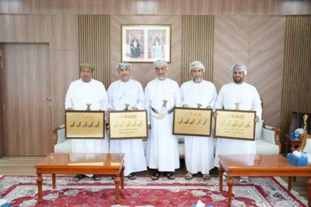 محافظ جنوب الشرقية يكرّم 'أفضل منافذ تقديم الخدمات'