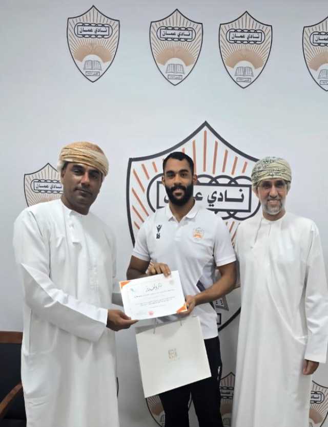 نادي عمان يكرم لاعبيه بالمنتخب الوطني لكرة اليد الشاطئية
