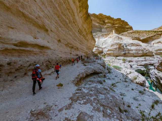 تنوع الطبيعة العمانية يجذب الآلاف من عشاق سياحة المغامرات