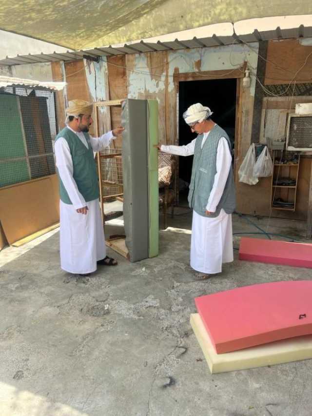 ضبط عمالة وافدة تمارس تصنيع وتنجيد الأثاث بدون ترخيص