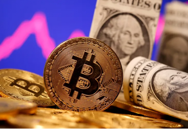 الدولار يلتقط الأنفاس وبتكوين ترتفع قرب مستوى قياسي