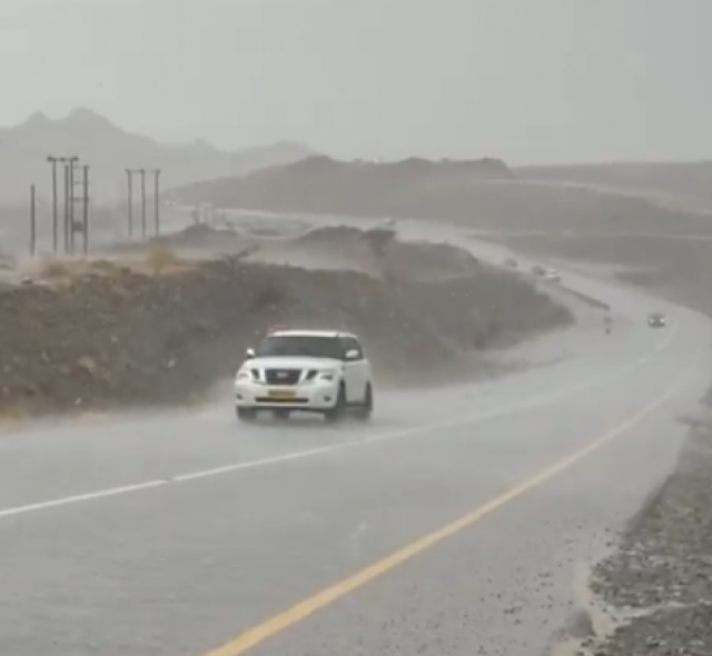 شاهد.. هطول أمطار غزيرة وتساقط حبات البرد على بعض المناطق