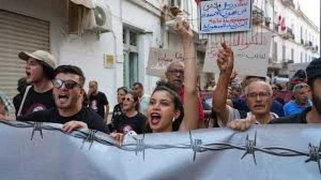 احتجاجات في تونس ضد الرئيس.. واتهامات بتحويل البلاد إلى “سجن مفتوح'