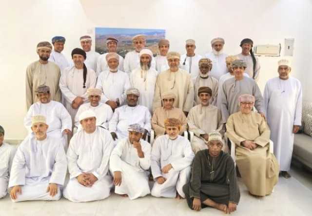 بعد 40 عامًا.. الشيخ حمد البلوشي يجمع شمل زملاء الدراسة بعبري
