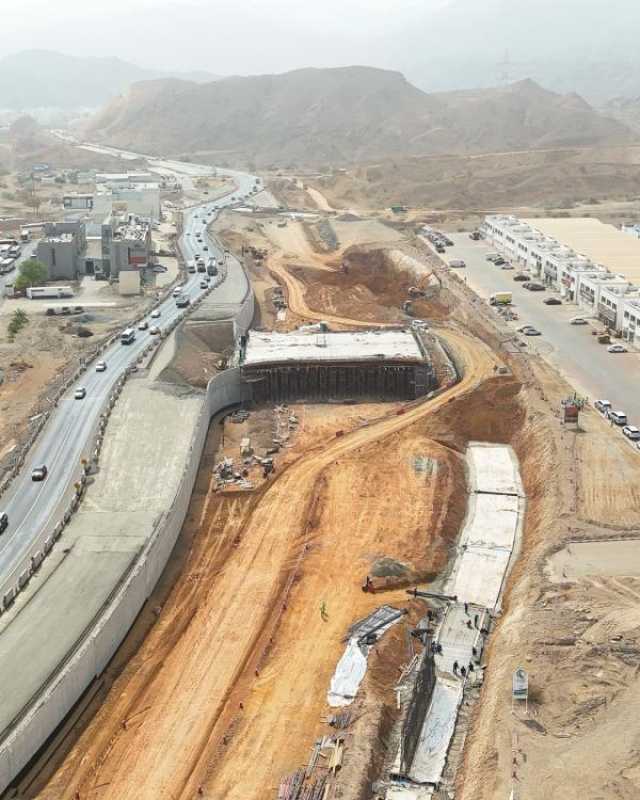 رئيس بلدية مسقط يطلع على سير العمل بازدواجية 'الأنصب - الجفنين'.. و58% إجمالي الإنجاز