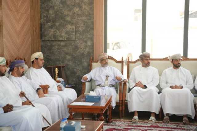 محافظ جنوب الشرقية يبحث مع رؤساء الأندية تطوير قطاع الرياضة