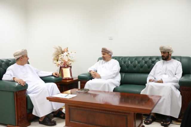 رئيس جامعة ظفار يبحث آفاق التعاون مع وزارة العمل