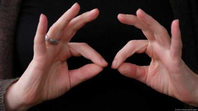 مختصون لـ'الرؤية': إدراج لغة الإشارة في المناهج وتعزيز التدريب المؤسسي سبيلان لتمكين ذوي الإعاقة السمعية