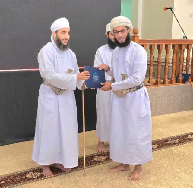 تكريم أكثر من 50 حافظا لكتاب الله و47 مشاركا في المركز الصيفي