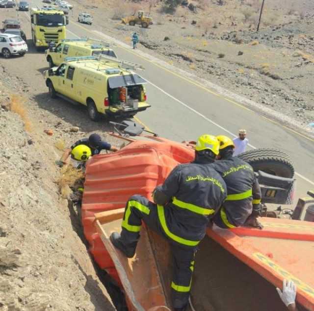 وفاة 3 أشخاص وإصابة آخر في حادث مروّع في عبري