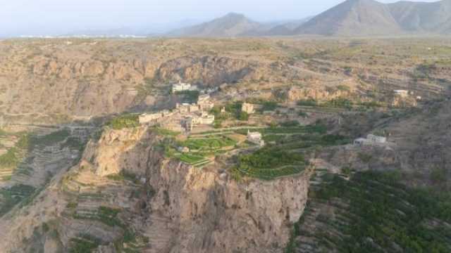 قرية العين بالجبل الأخضر تجذب الزوار لتنوع التضاريس والمناظر الطبيعية