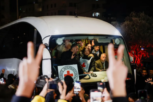 بالفيديو.. الإفراج عن مئات الأسرى الفلسطينيين و'القسام' تسلم جثامين 4 إسرائيليين
