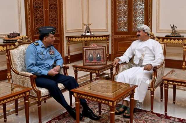 النعماني يبحث مع رئيس الأركان الباكستاني تعزيز التعاون