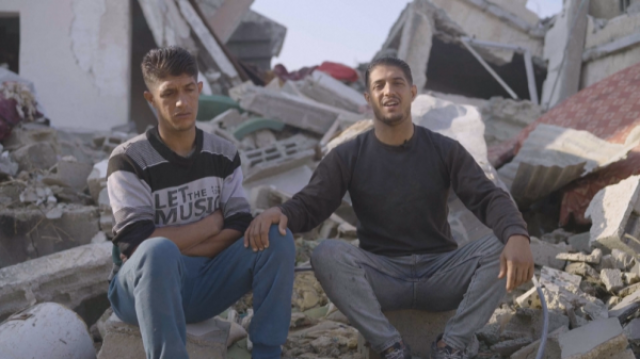 'مش مصدق إني لقيت أخوي'.. فرحة تغالبها الدموع في لقاء توأمين فلسطينيين بعد فراق طويل