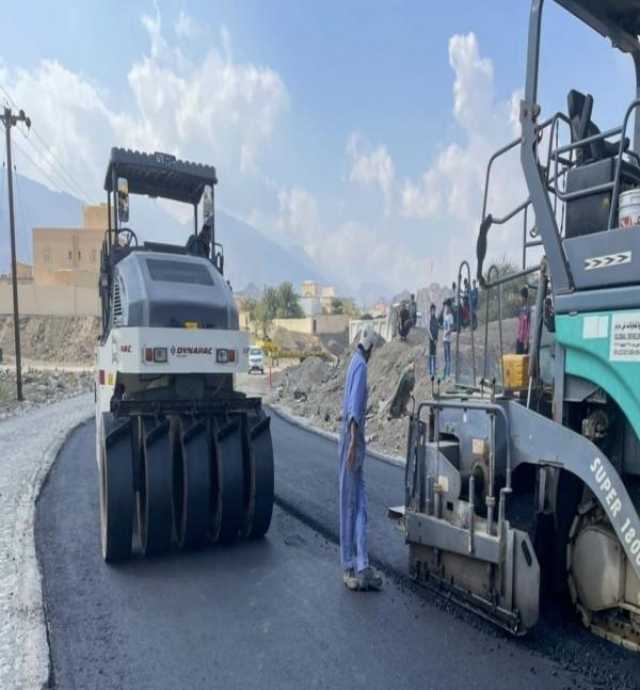 مشاريع طرق وإنارة لتعزيز البنية الأساسية في جنوب الباطنة