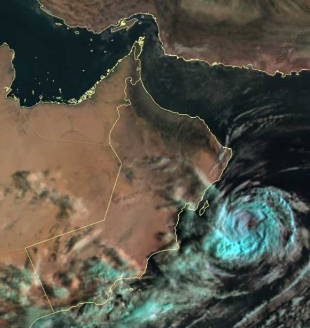 تدفق السحب وفرص لهطول أمطار متفاوتة الغزارة على بحر العرب