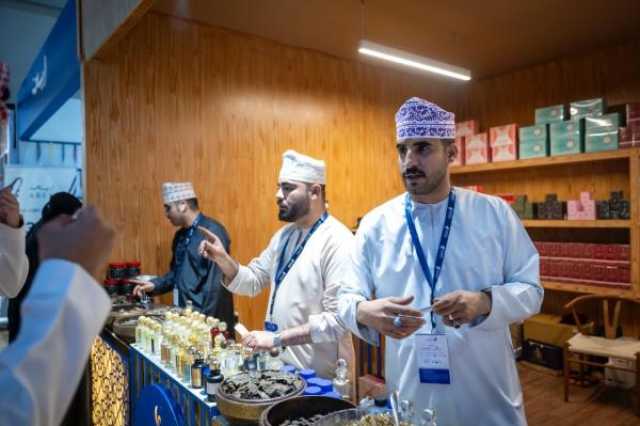 اللُبان والحلوى العُمانية.. حضور مميز في معرض الصقور والصيد السعودي الدولي