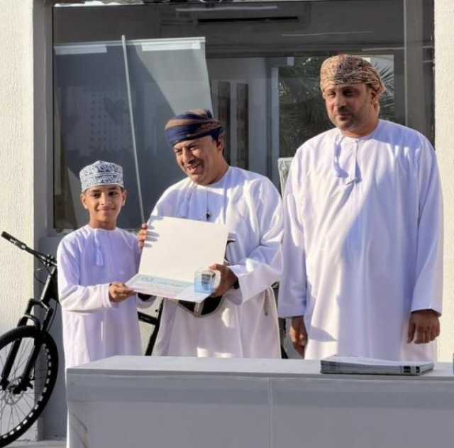 تكريم الطلبة المجيدين في مدرسة الشيخ أبو قحطان الهجاري بالعوابي