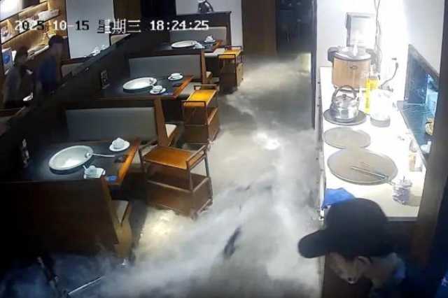 انفجار مائي يغرق مطعما صينيا.. والزبائن يفرون