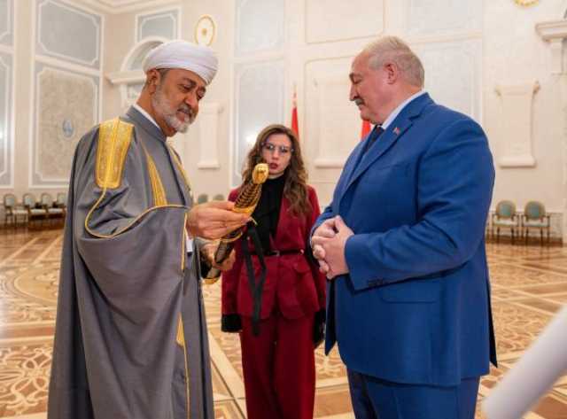 بالصور.. جلالة السلطان ورئيس بيلاروس يتبادلان الهدايا التذكارية