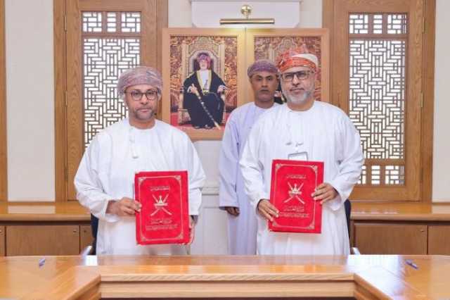 'العمل' توقع برنامج تعاون مع البنك الوطني العماني لتوظيف الكوادر الوطنية