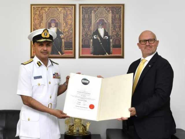 الرحبي يتسلم شهادة الزمالة من معهد الهندسة البحرية والعلوم والتكنولوجيا البريطاني