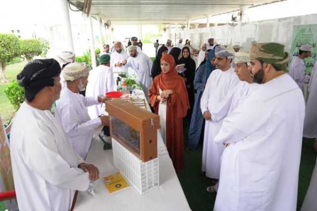 كلية التربية بالرستاق تنظم معرض 'يوم الزراعة العماني'