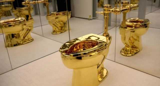 شاهد.. بيع مرحاض ذهبي بـ'سعر خيالي'