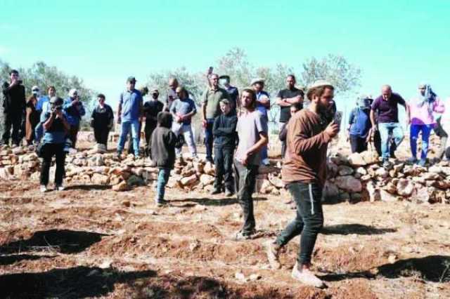 المستوطنون يعيثون في الأراضي الفلسطينية فسادا لإهلاك الحرث والنسل