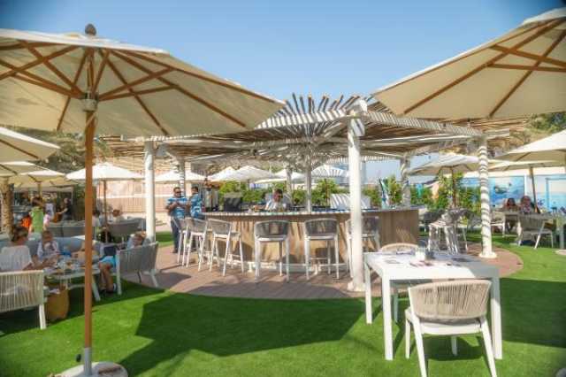 تجربة 'برانش' فاخرة تحت أشعة الشمس الدافئة في 'المنارة بيتش'