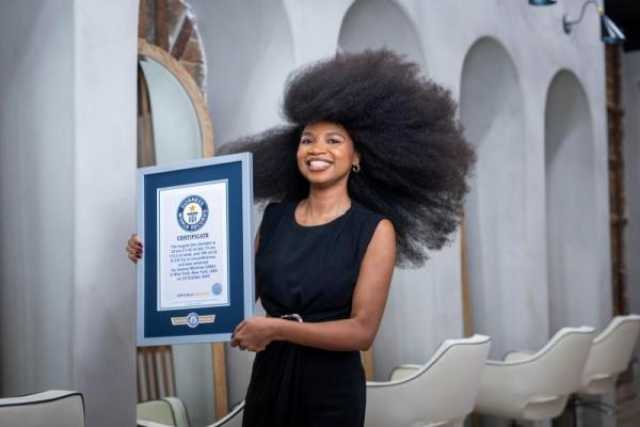 بشعر يلتف حولها مترين.. أمريكية تحصد لقب أكبر 'أفرو' في العالم