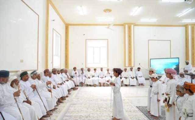 محافظ جنوب الباطنة يستمع لمطالب أهالي قرى وادي بني عوف بالرستاق