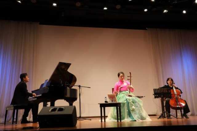 رحلة موسيقية بين الآلات الوترية الكورية في حفل بهيج بمسقط