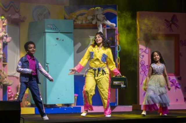 مسرح 'الشارقة الدولي للكتاب' يُشعل أحلام الصغار في 'الخشيشة'