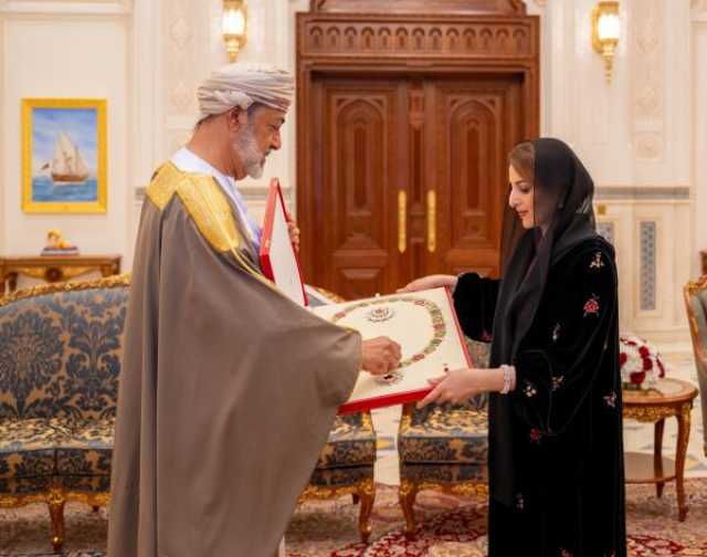 شاهد.. جلالة السلطان يمنح وسام الشرف الأعظم للسّيدة الجليلة