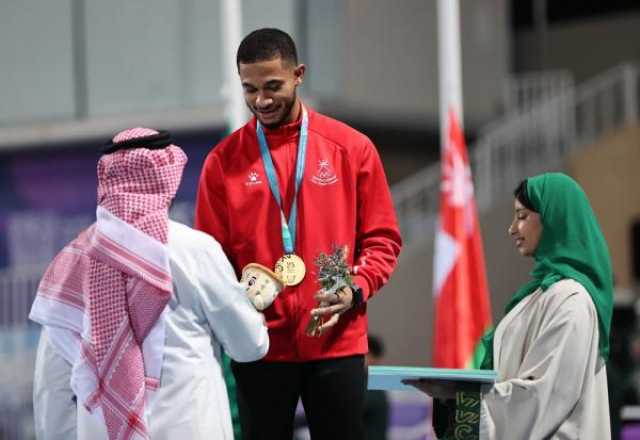 تتويج العدّاء علي البلوشي بذهبية 100 متر في 'التضامن الإسلامي' بالرياض