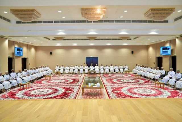 محافظ جنوب الباطنة يستعرض مع أهالي نخل المشاريع التنموية والخدمية