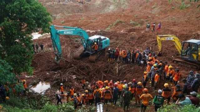 ارتفاع عدد قتلى الانهيارات الأرضية في إندونيسيا إلى 30