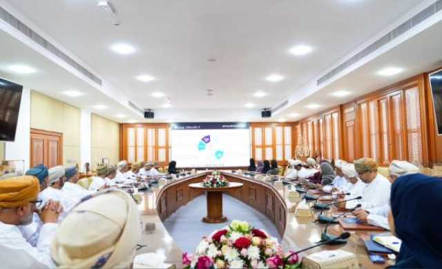 محافظ جنوب الباطنة يستعرض المشاريع الاستثمارية في لقاء بوكيلة 'التجارة'